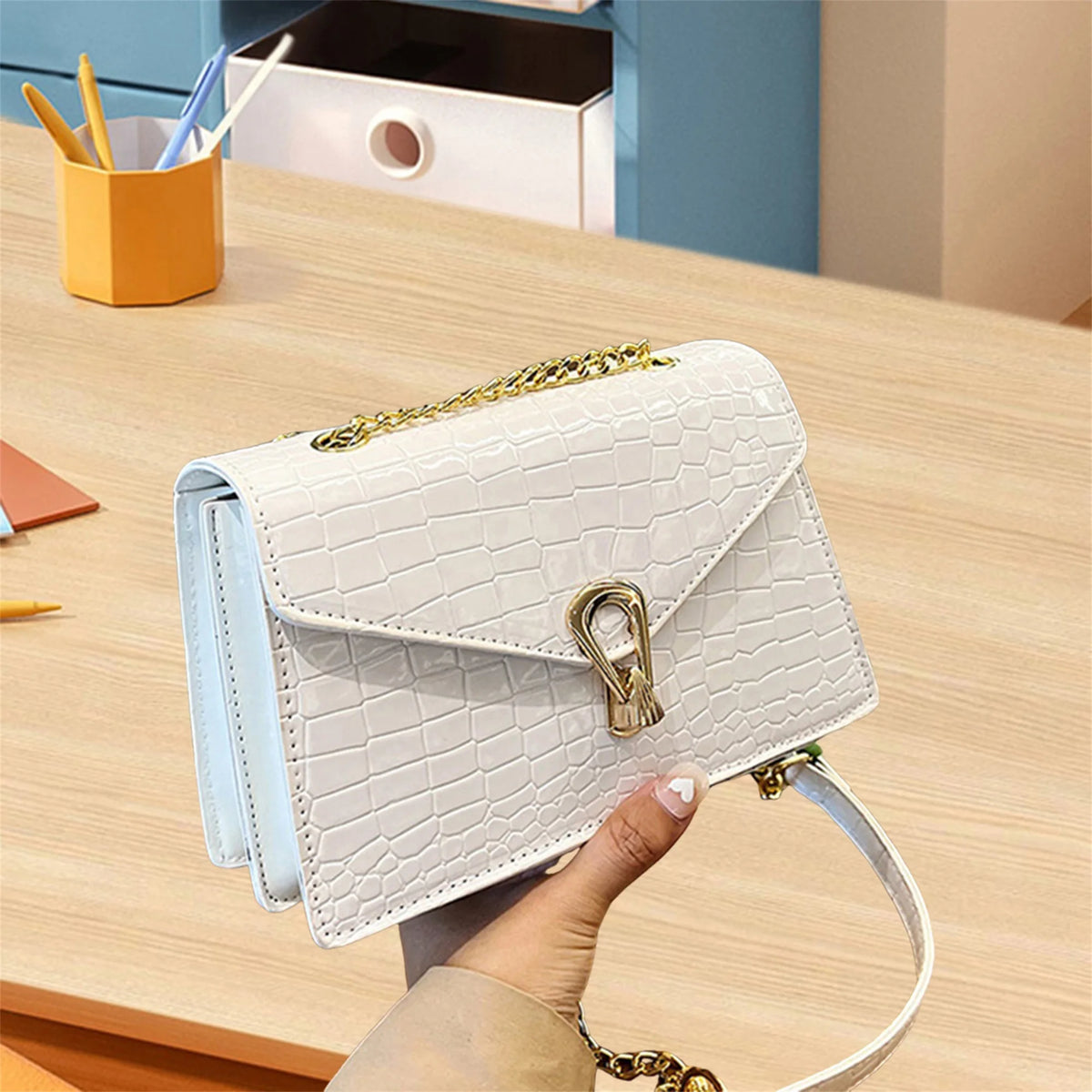 Stylish Women s Crocodile Pattern Leather Crossbody Bag for Chic Vacation and Shopping Adventures in the City